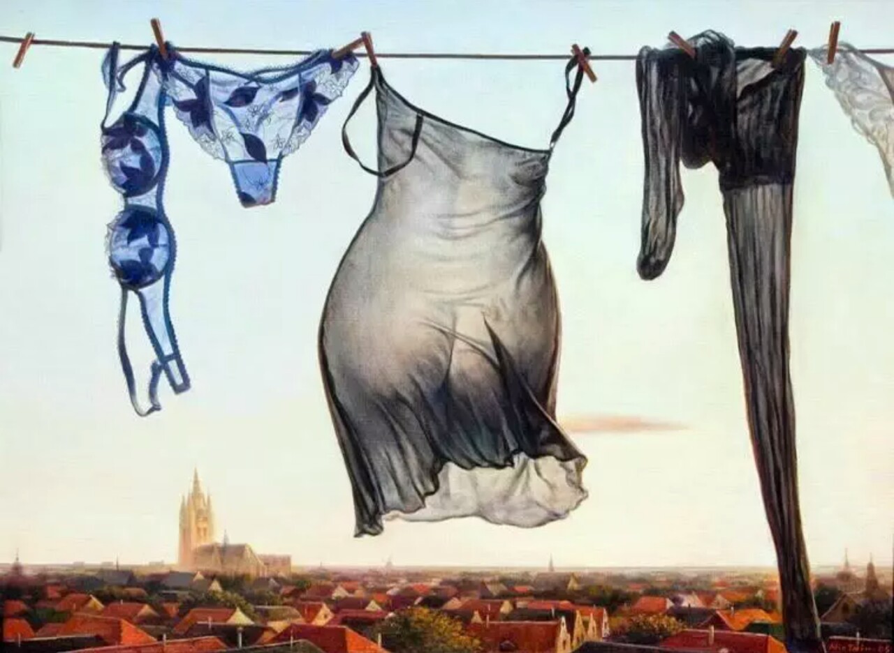 1280x936, 169 Kb / белье, колготки, веревка, город, сушатся, трусики, бюстгальтер, попа