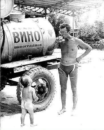 365x454, 31 Kb / вино, бочка, отдых, лето, ч/б