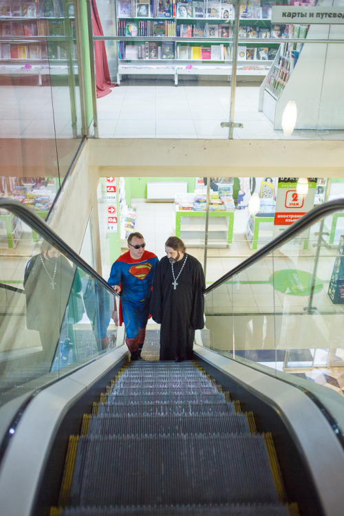 500x750, 141 Kb / эскалатор, супермен, священник