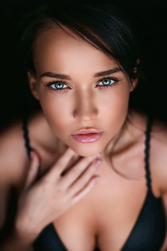 540x810, 304 Kb / взгляд, глаза, брюнетка, рука