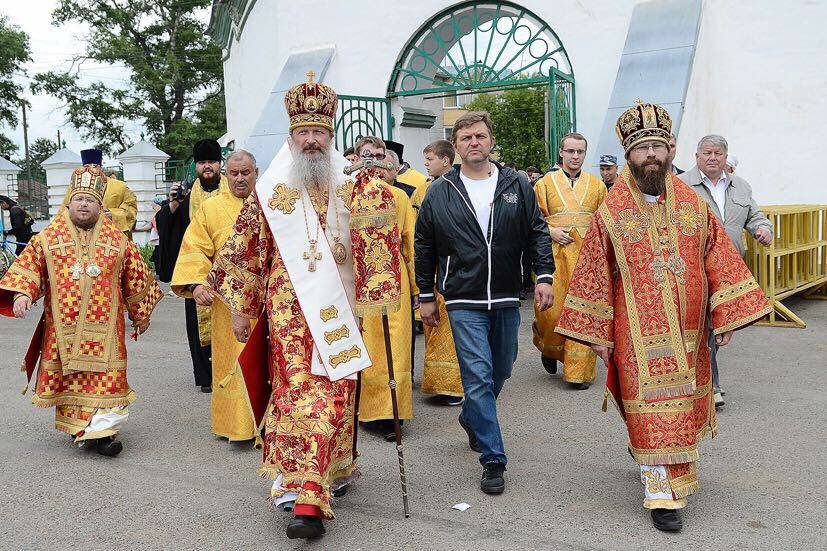 827x551, 152 Kb / белых, священники