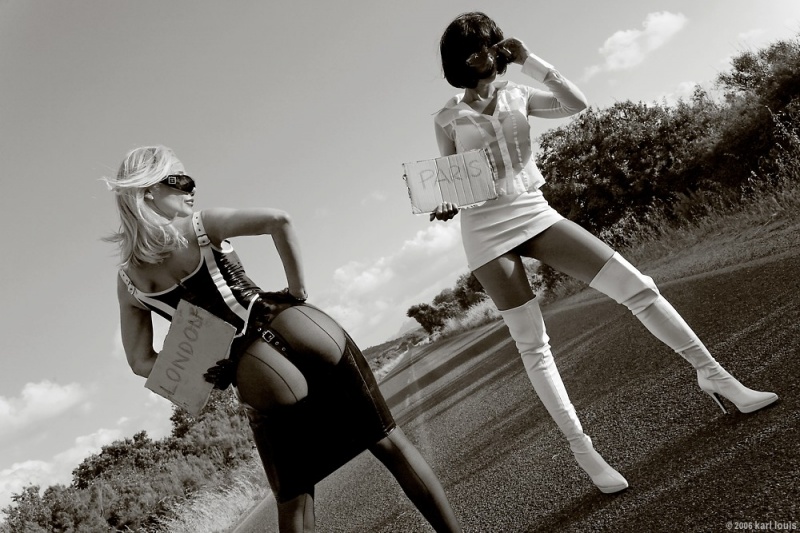 800x533, 162 Kb / лондон, париж, попка, попа, сапоги, очки, сапожки, ч/б, дорога, табличка, попутка