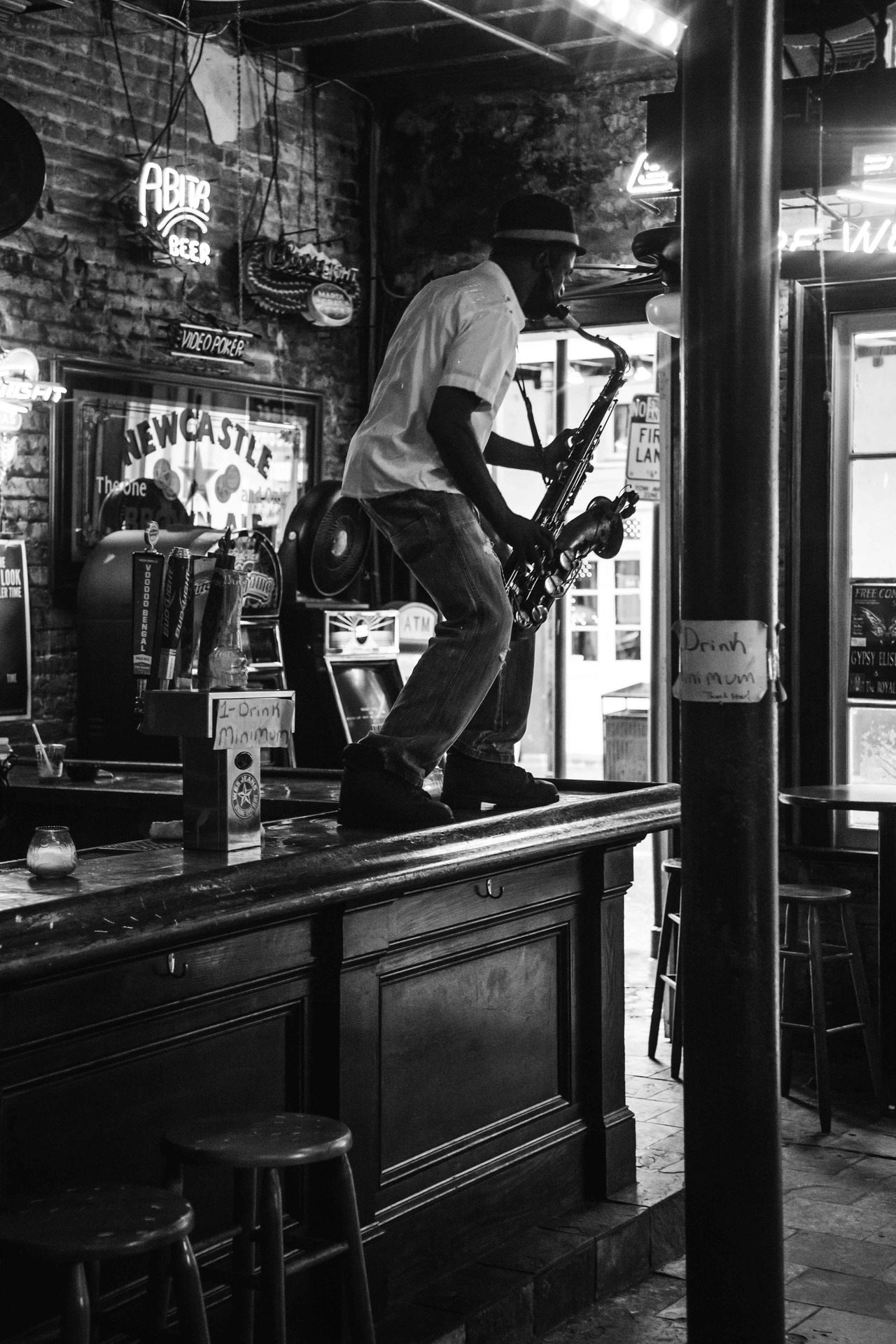 1280x1920, 376 Kb / саксофонист, ч/б, бар, стойка