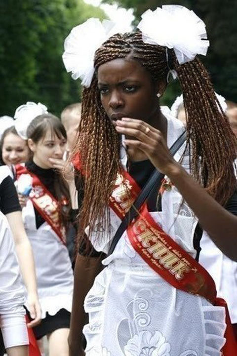 480x721, 88 Kb / выпускной, негритянка, банты, форма, дреды