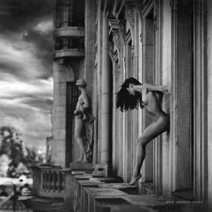 730x730, 118 Kb / здание, фасад, эклектика, статуй, гермес, брюнетка, голая, ч/б