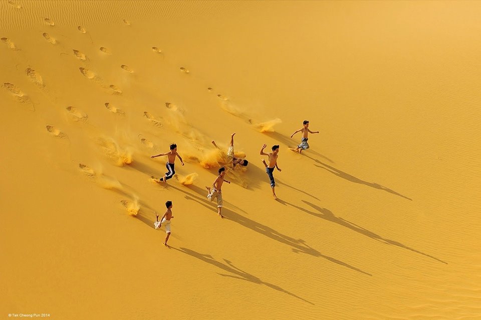 960x640, 66 Kb / пустыня, дети, следы, песок