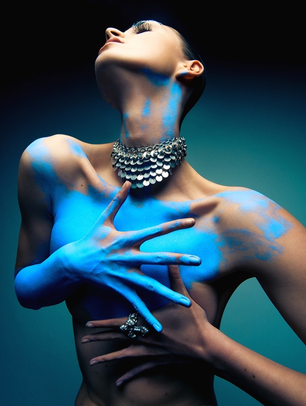 600x796, 297 Kb / краска, ожерелье, колье, голая, шея