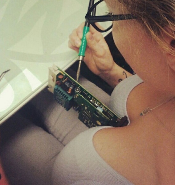 568x600, 80 Kb / Паяльник, стол, сиськи, плата