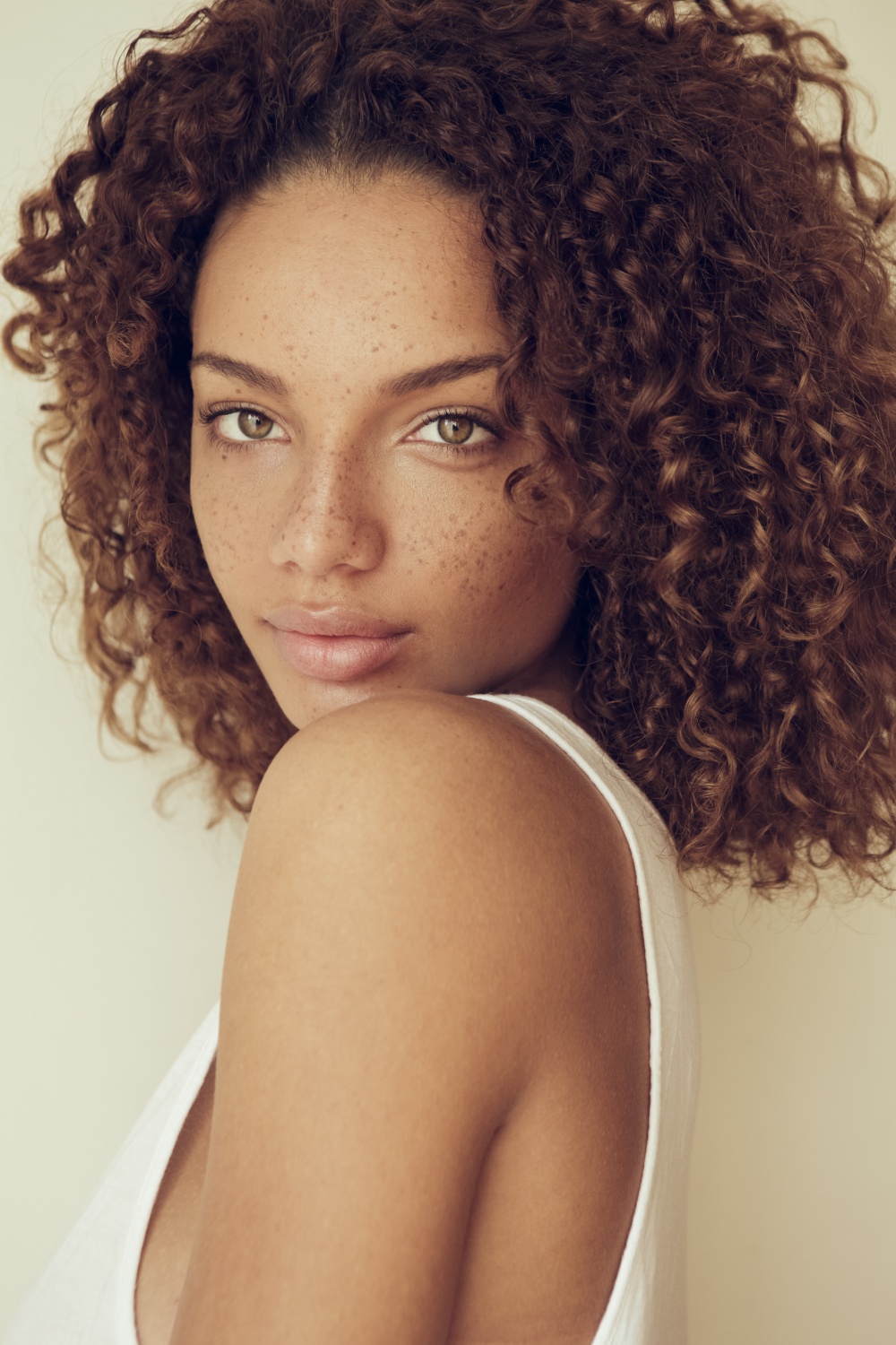 1000x1500, 396 Kb / девушка, кучерявая, веснушки