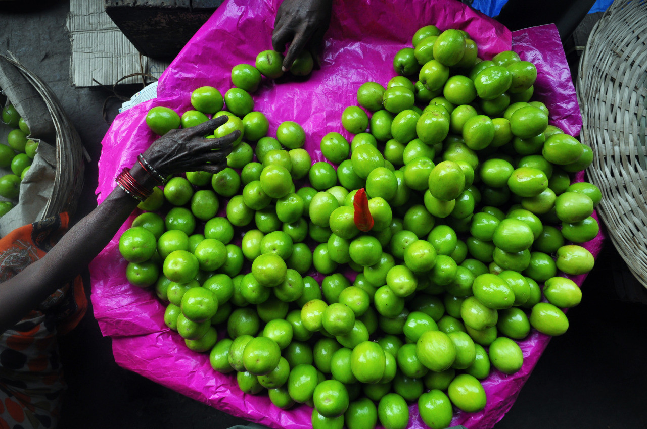 1280x850, 395 Kb / фрукты, руки, фиолетовое, корзина