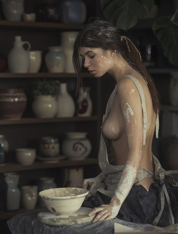 571x750, 231 Kb / гончар, керамика, глина, фартук, сиська, грязная