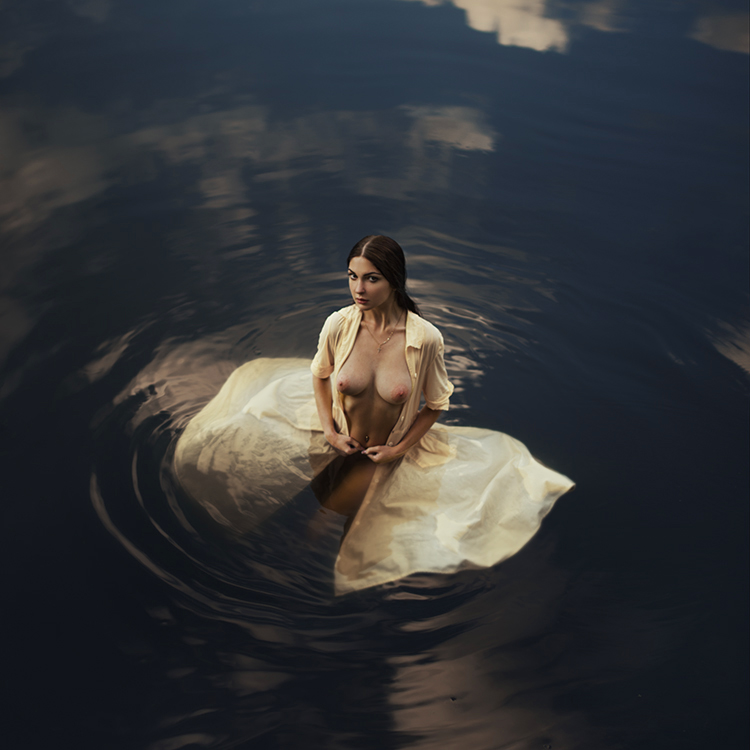 750x750, 246 Kb / сиськи, брюнетка, вода