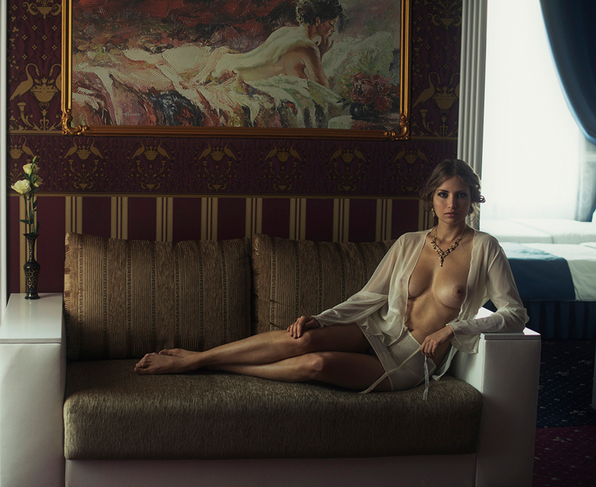 856x700, 350 Kb / софа, картина, роза, ожерелье