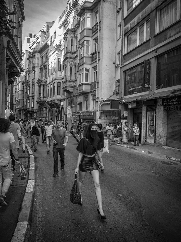 720x960, 251 Kb / мини, ноги, меч, зонт, ч/б, хиджаб, Турция, Arman, Tezcan, катана