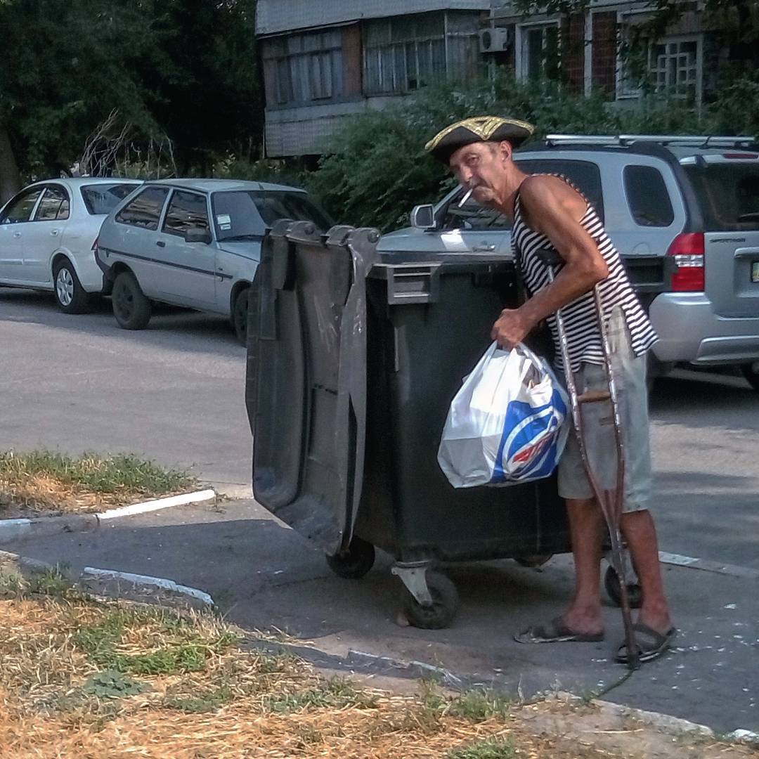 1080x1080, 164 Kb / пират, бомж, мусорка, костыль