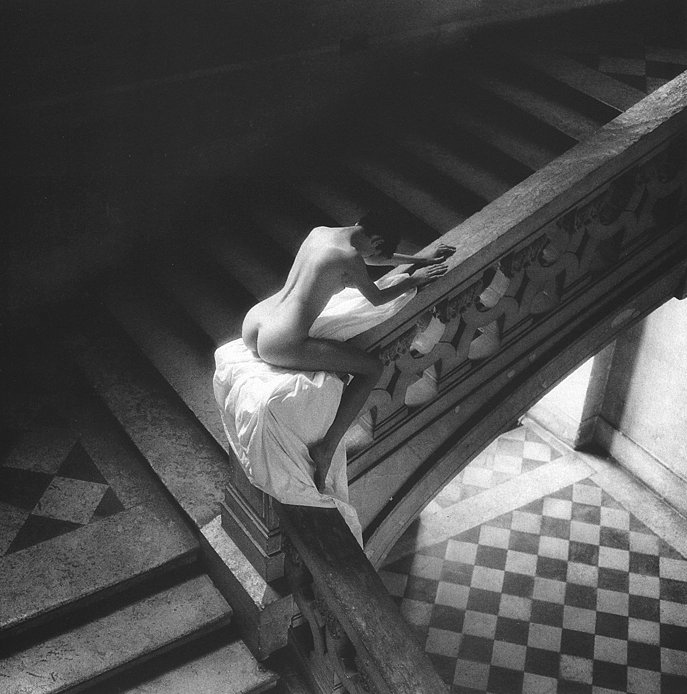 687x694, 84 Kb / лестница, шахматка, голая, ч/б, простыня