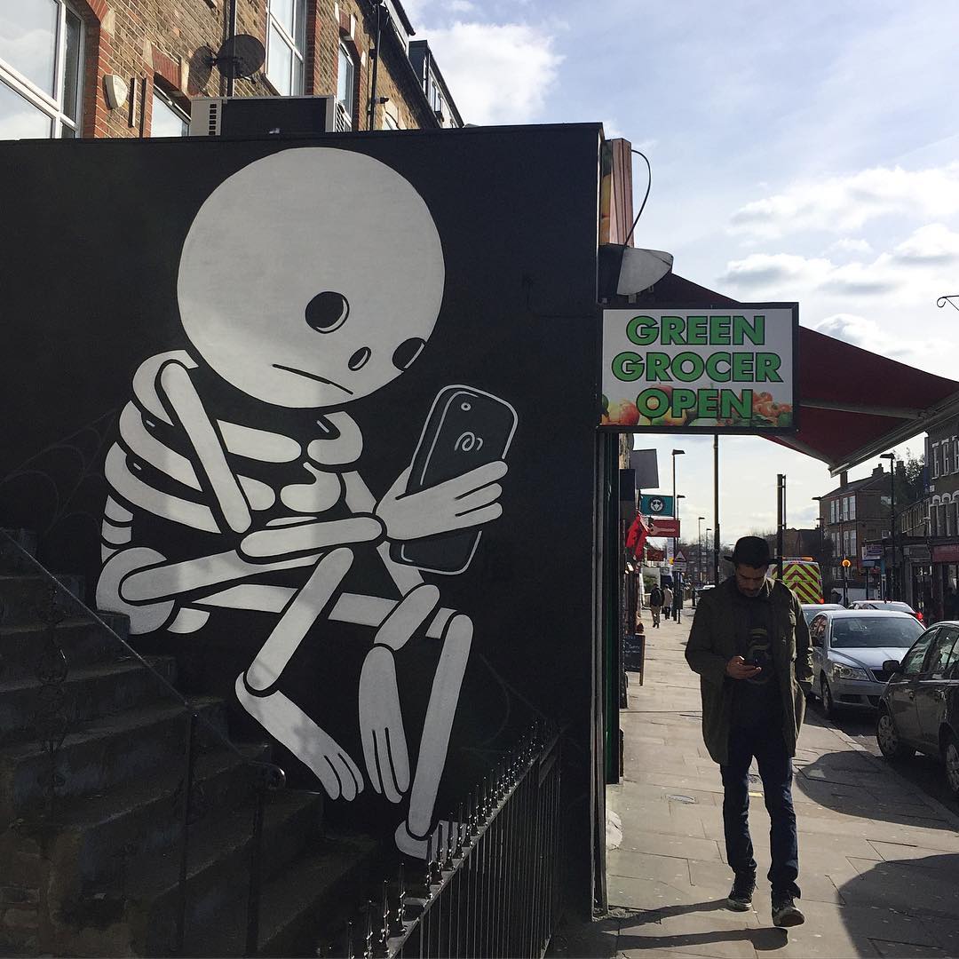 1080x1080, 139 Kb / скелет, смартфон, прохожий, граффити