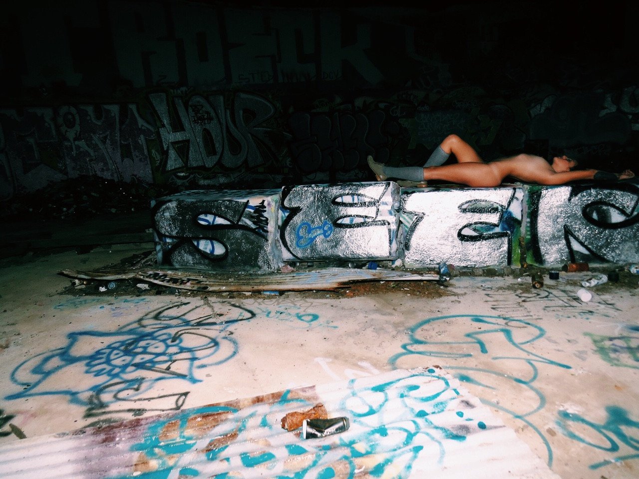 1280x960, 359 Kb / граффити, голая, бетон, блоки, банка, гетры, носки