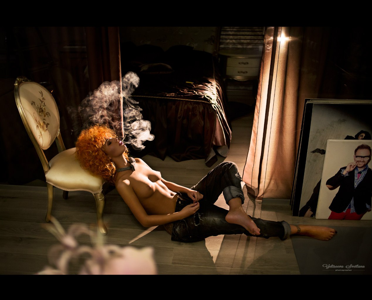 1268x1024, 177 Kb / дым, стул, картина, топлесс, рыжая, джинсы