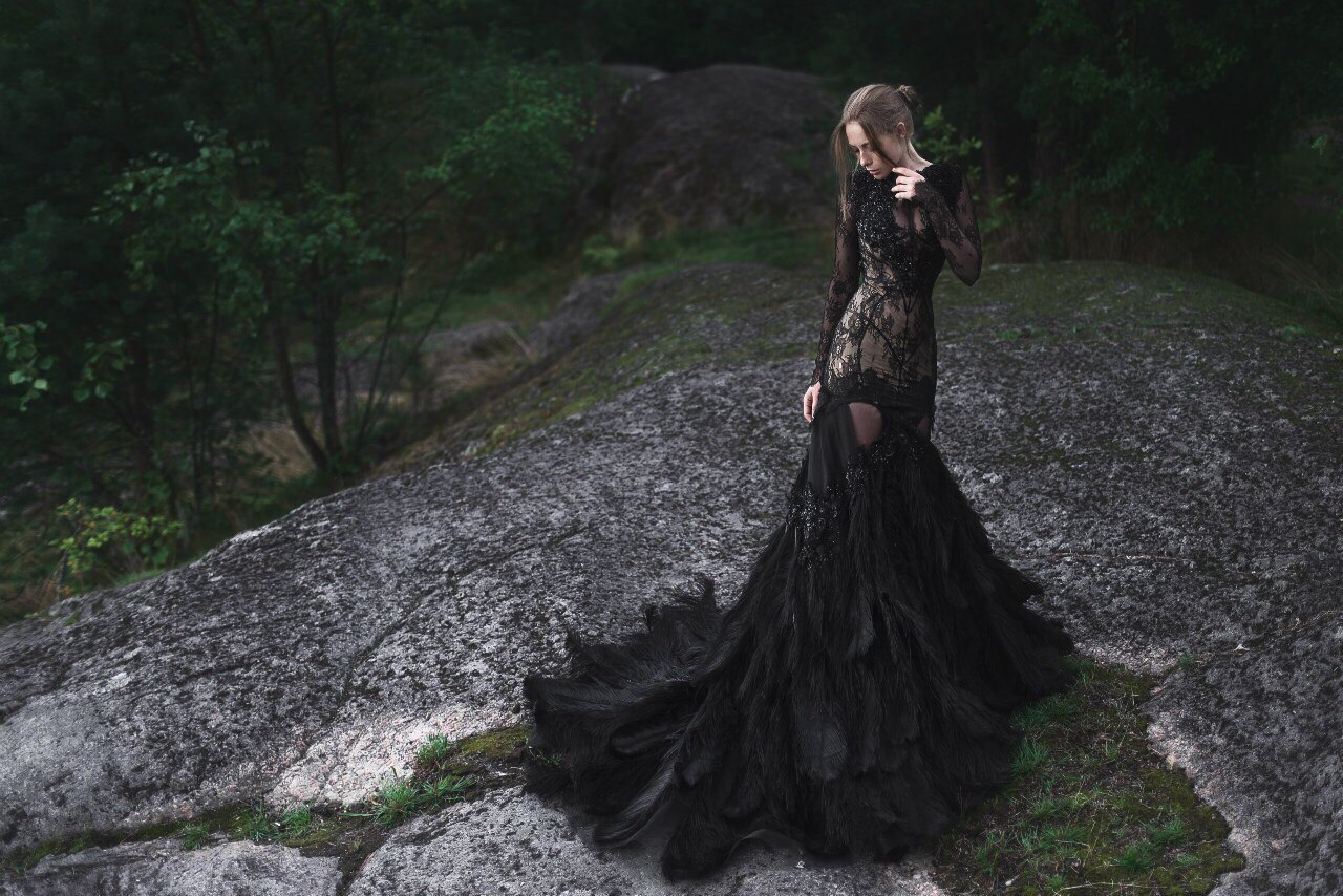 1280x854, 273 Kb / платье, чёрное, камень, лес, скала, дерево, перья, Ольга Кобзар