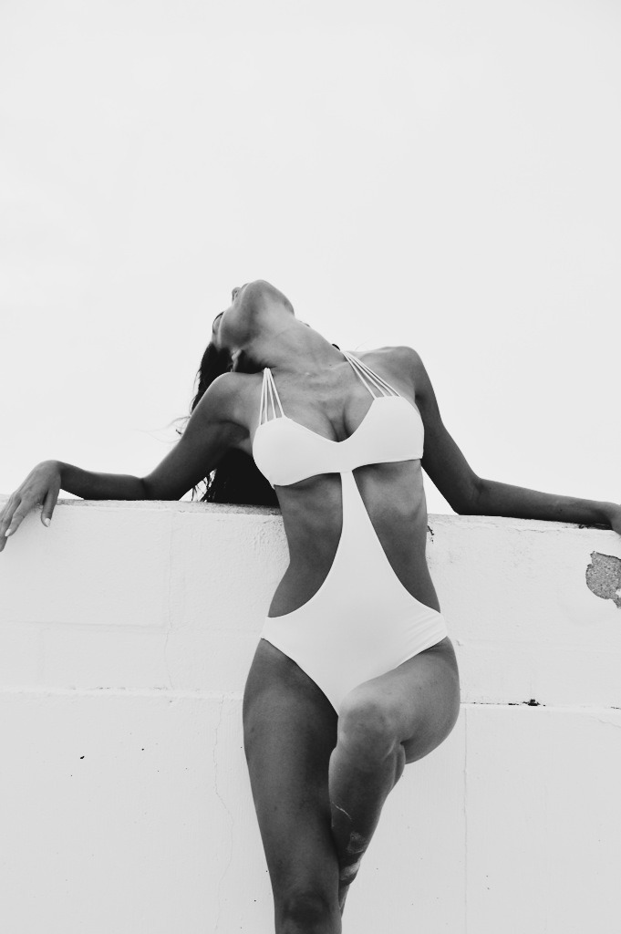 681x1024, 63 Kb / ч/б, купальник