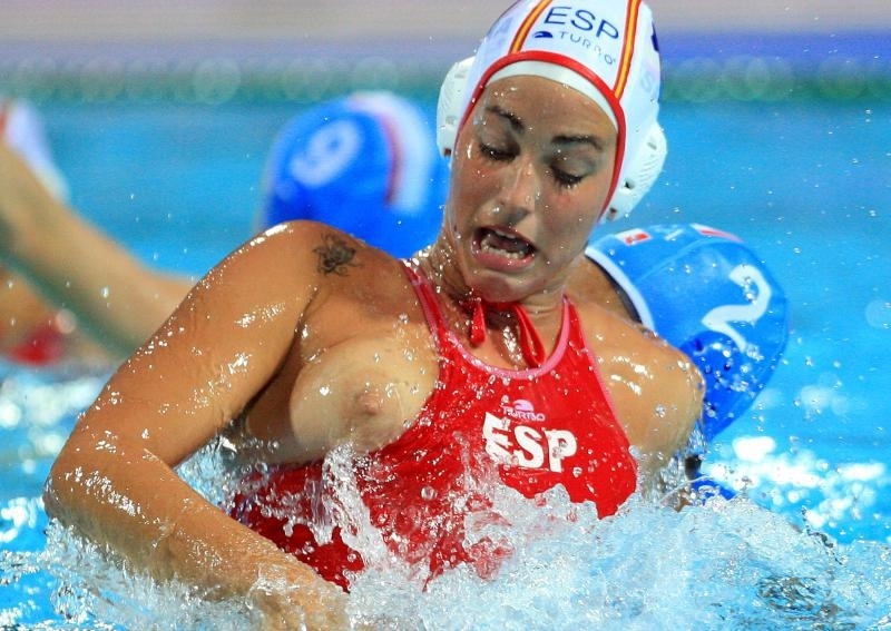 800x567, 249 Kb / сиська, ватерполо, соревнования, пловчиха