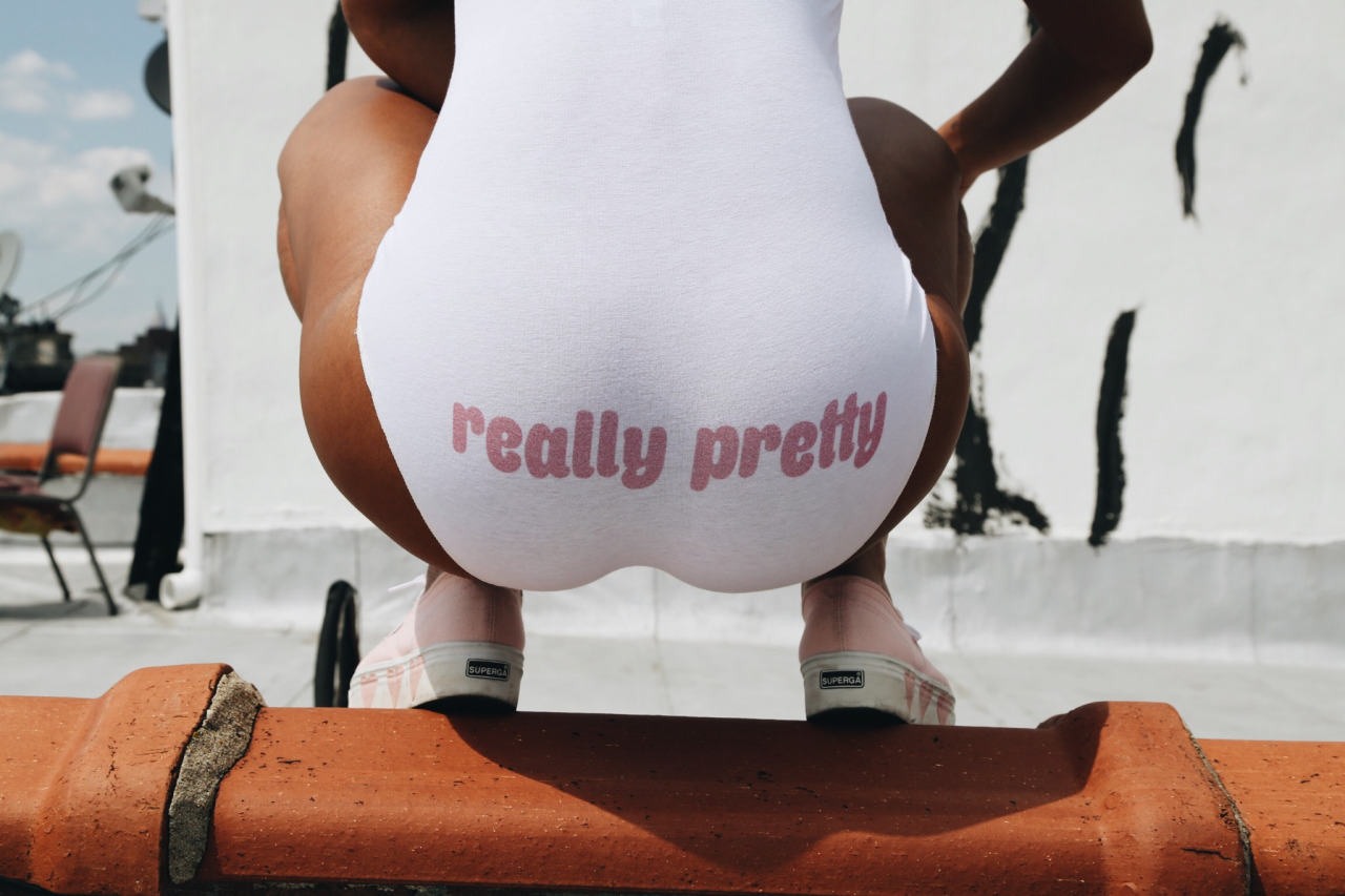 1280x853, 220 Kb / черепица, боди, попа