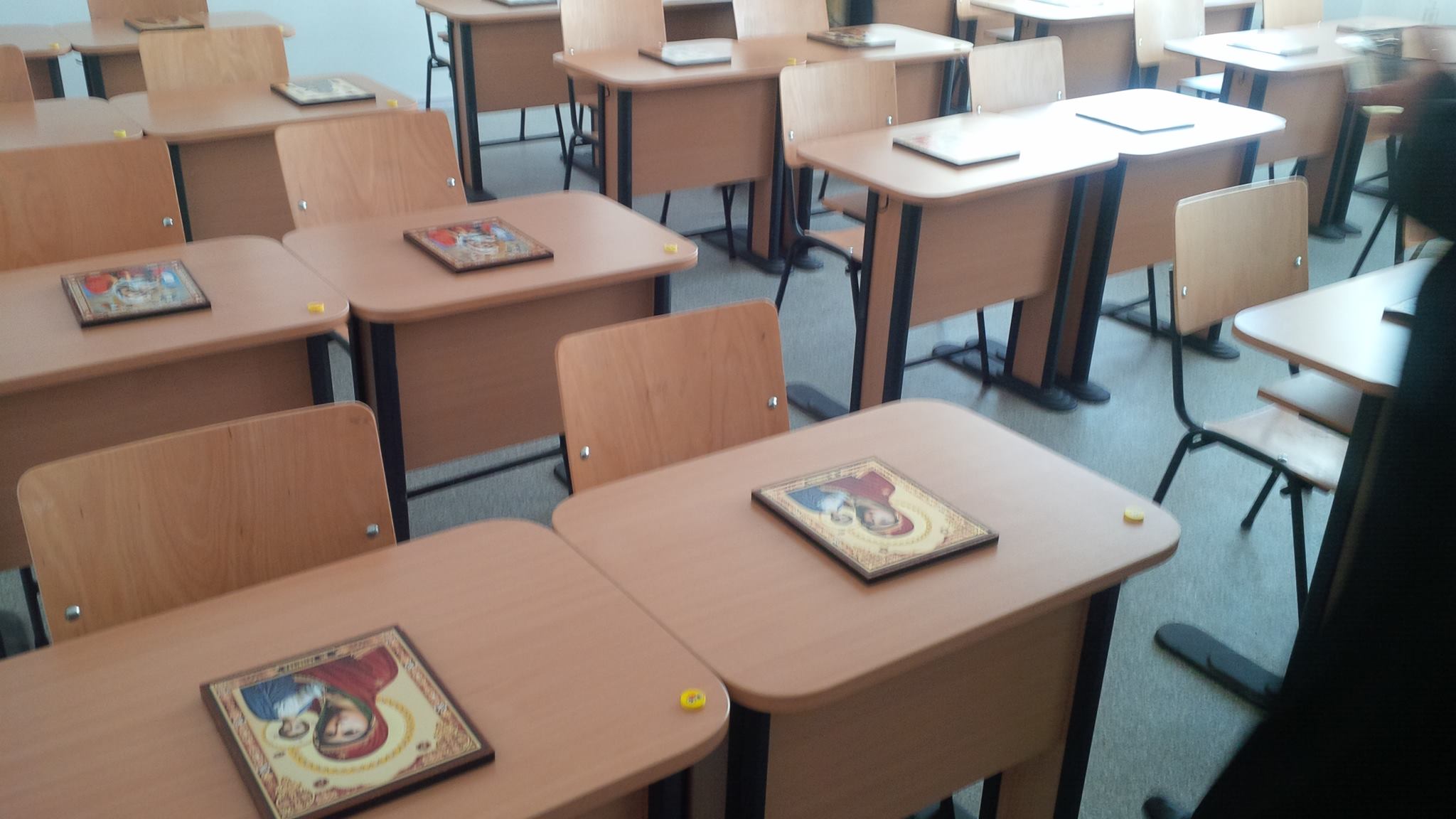 2048x1152, 182 Kb / иконы, парты, школа