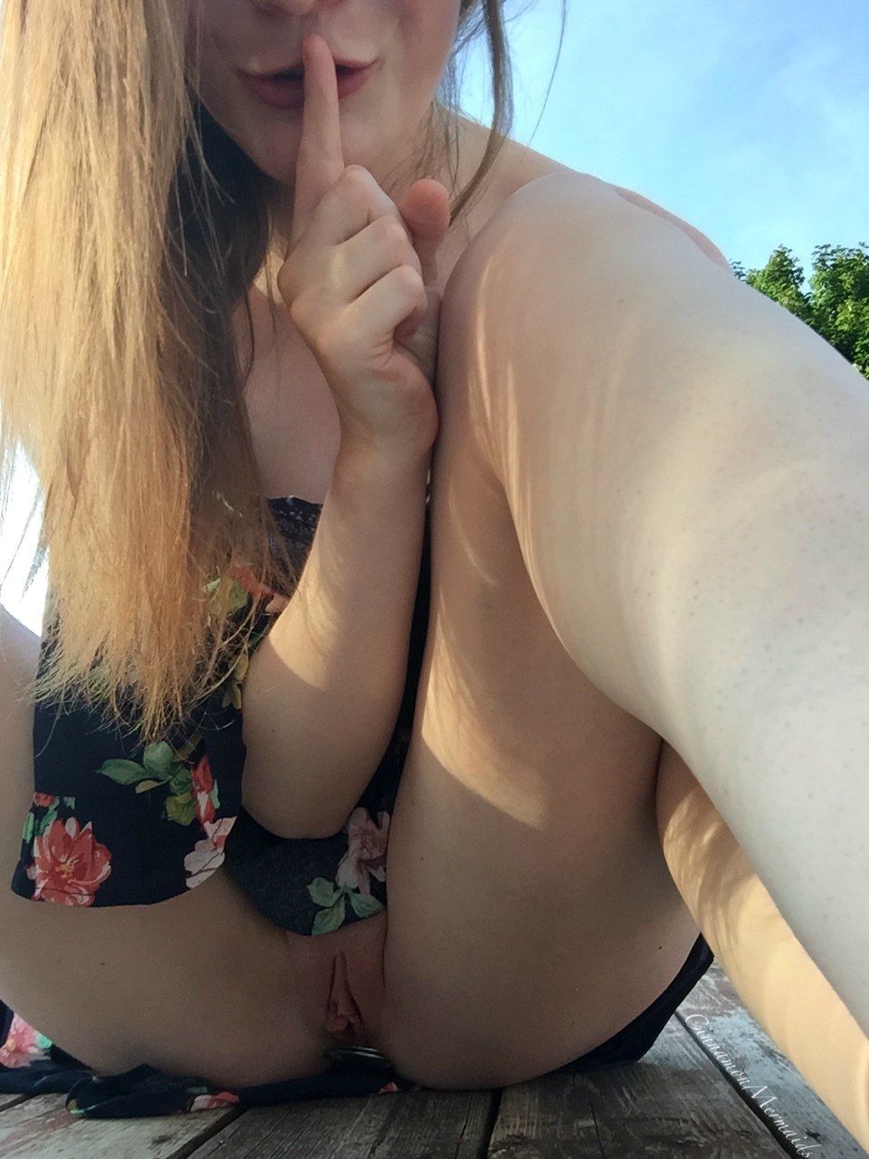 960x1280, 170 Kb / платье, доски, тихо, палец, рот, секрет, пробка, волосы