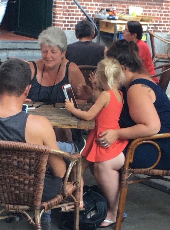 561x758, 114 Kb / показалось, не сразу, нога, ребенок, планшет