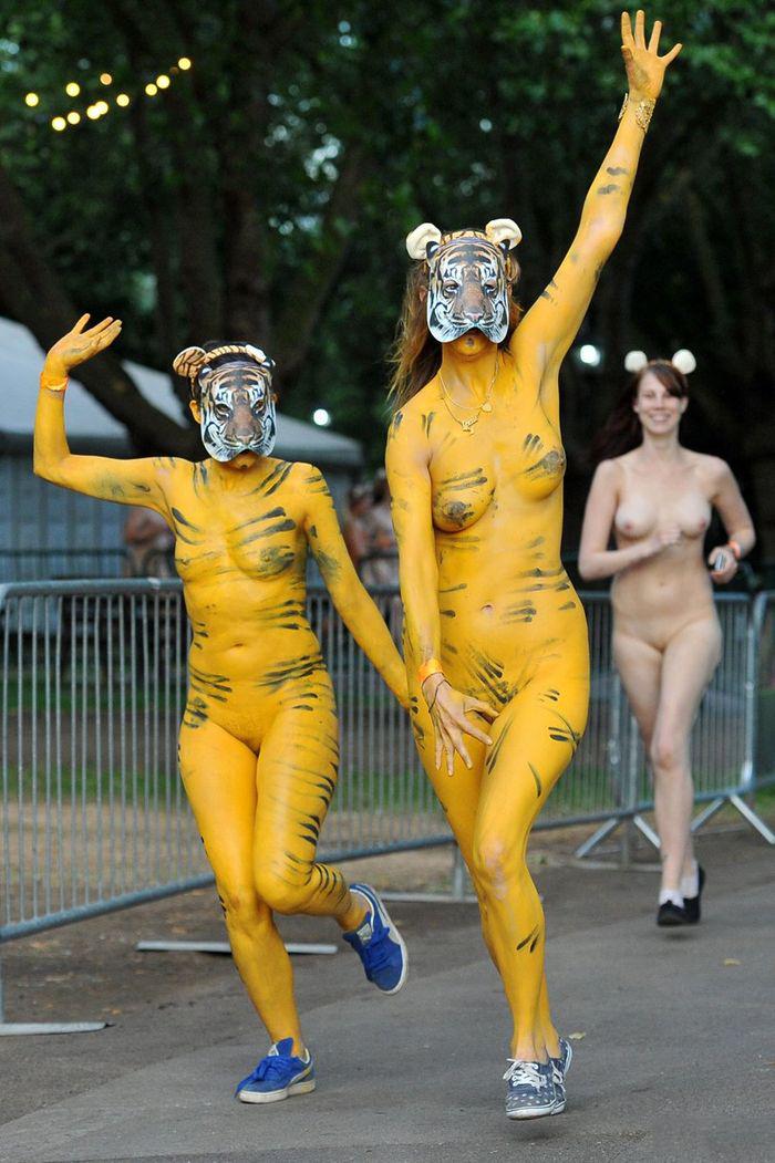 700x1051, 110 Kb / девки, тигр, бодиарт