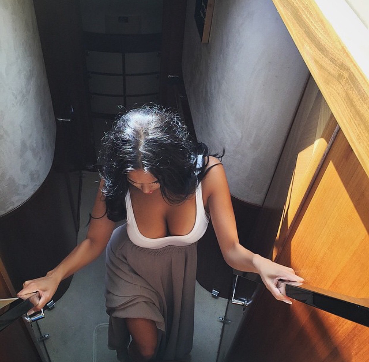 1242x1218, 194 Kb / платье, брюнетка, сиськи, лестница, большие