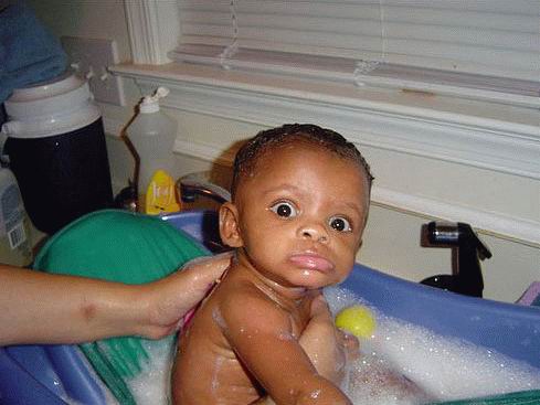 489x367, 29 Kb / ребенок, ванна, негритенок, пена