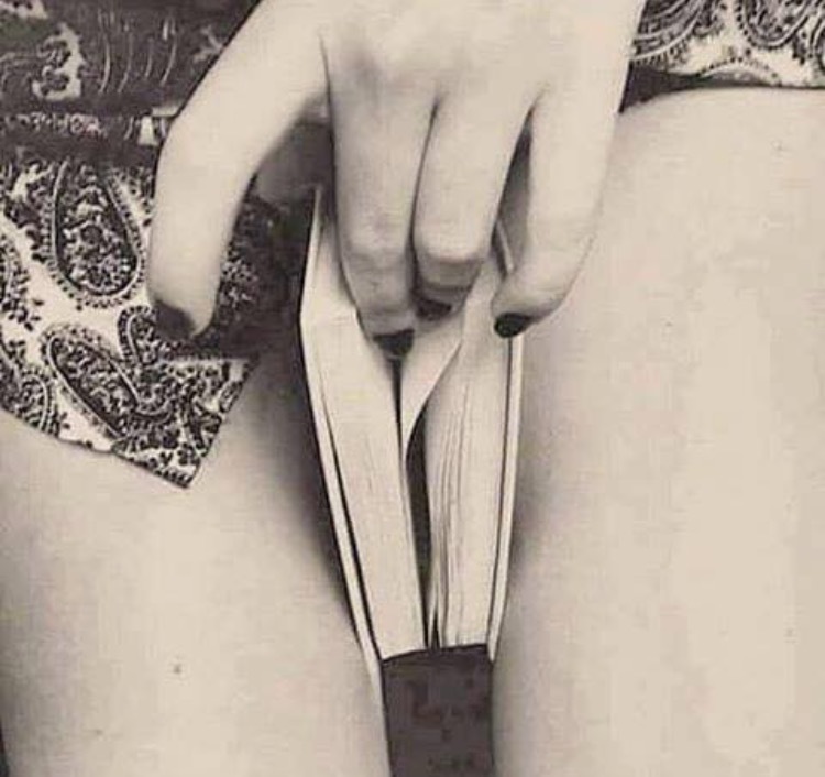 750x706, 102 Kb / книга, пальцы, ч/б