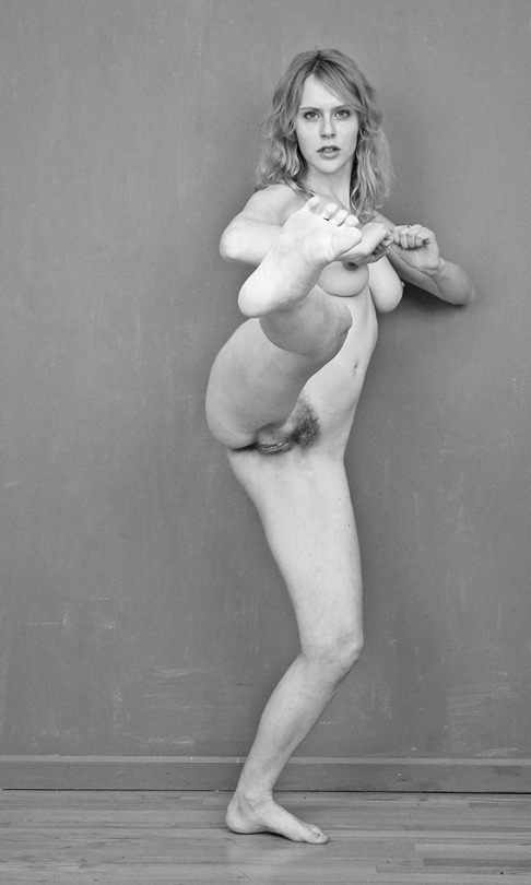 486x810, 71 Kb / удар, ногой, ч/б