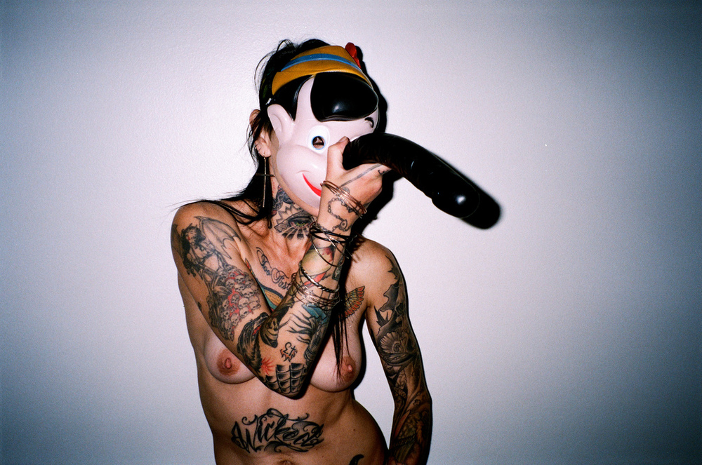 1000x663, 383 Kb / тату, дилдо, маска, пиноккио