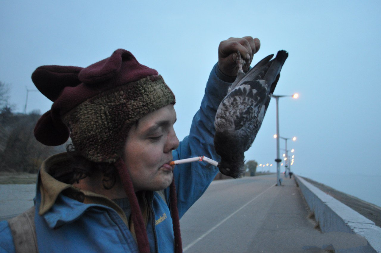 1280x850, 341 Kb / голубь, набережная, сигарета, прикуривает