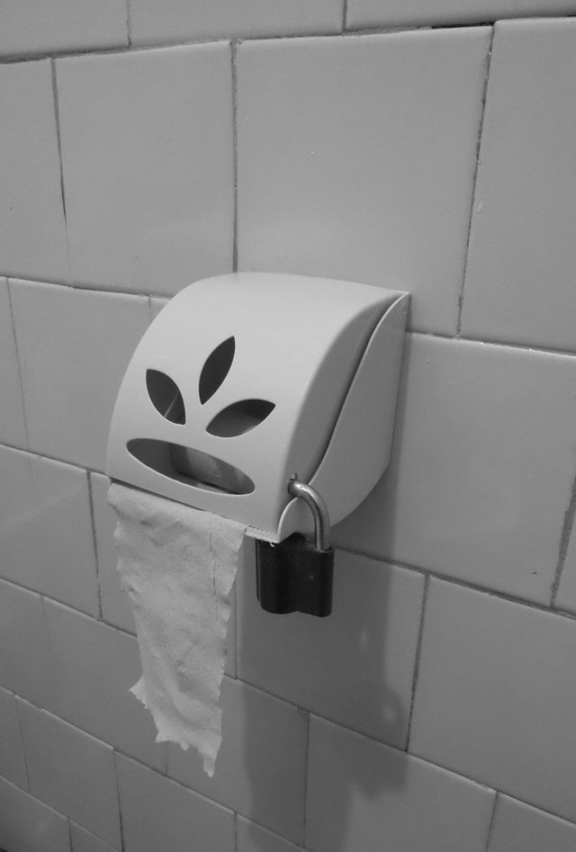 640x947, 61 Kb / бумага, замок, стена, кафель