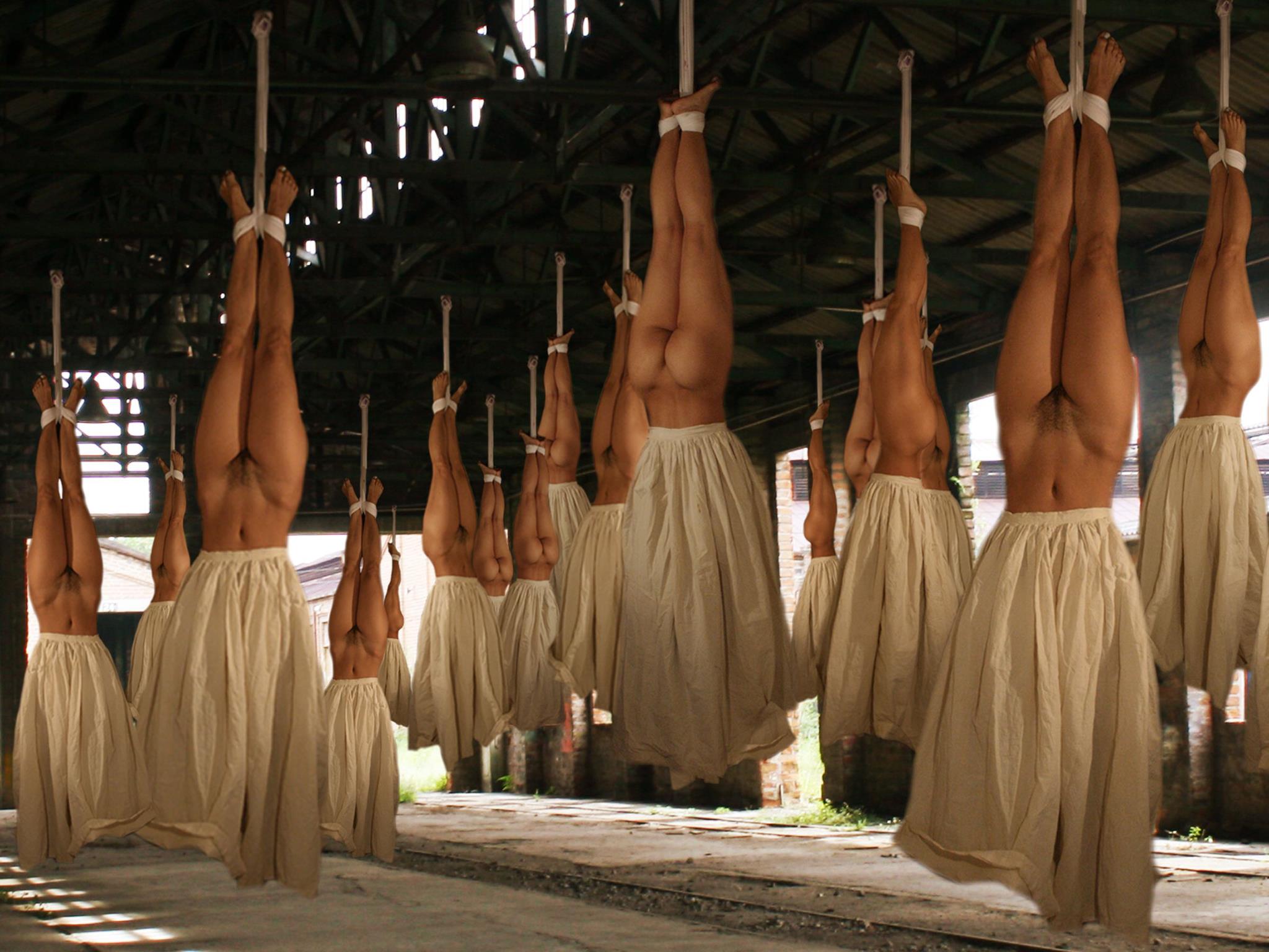 2048x1536, 285 Kb / юбки, сушка, вверх тормашками