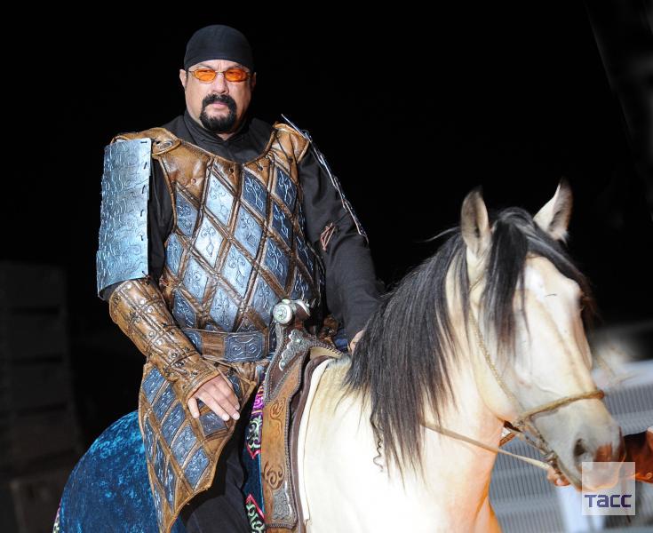 735x600, 59 Kb / Сигал, конь, киргизия, очки