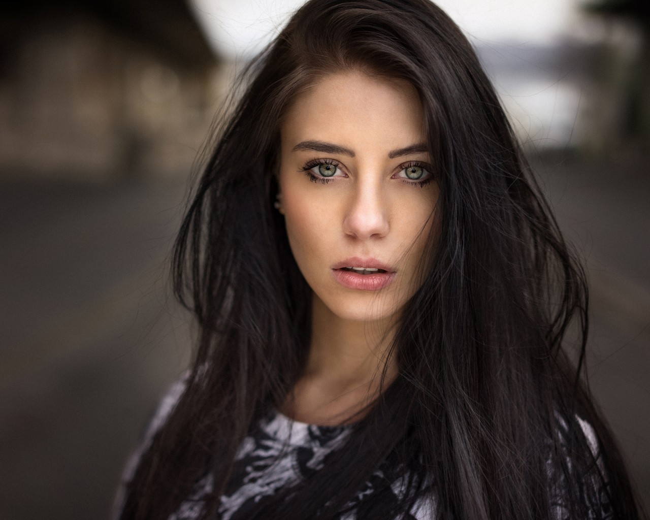 1280x1024, 195 Kb / брюнетка, глаза