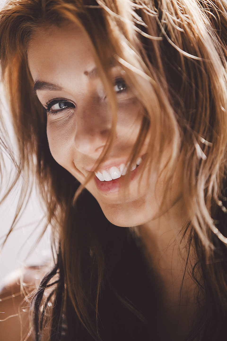 960x1440, 325 Kb / улыбка, девушка, взгляд