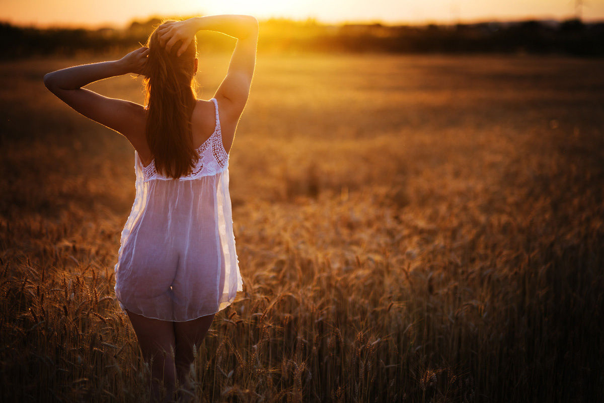 1200x801, 306 Kb / поле, пшеница, закат, свет, попа, ночнушка