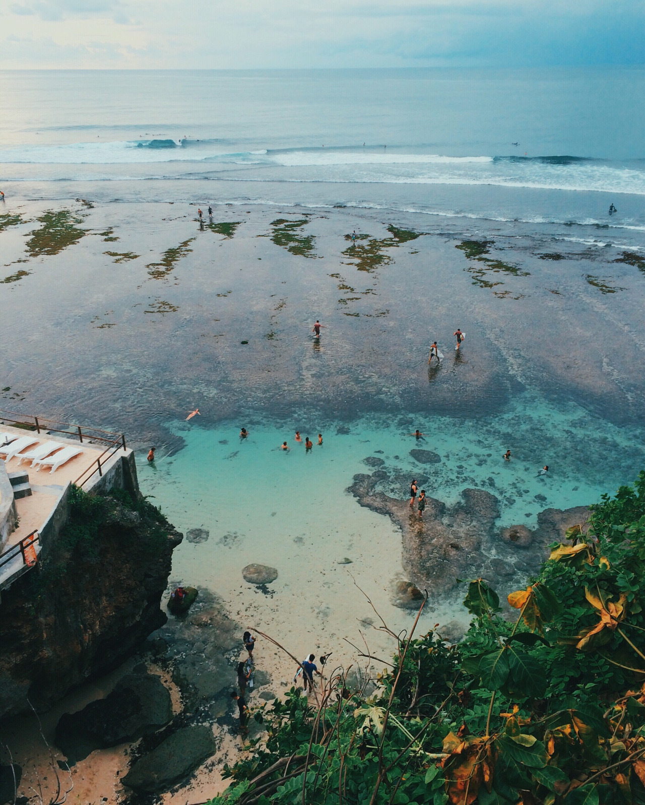 1280x1597, 389 Kb / океан, серфингисты, лежаки, бали