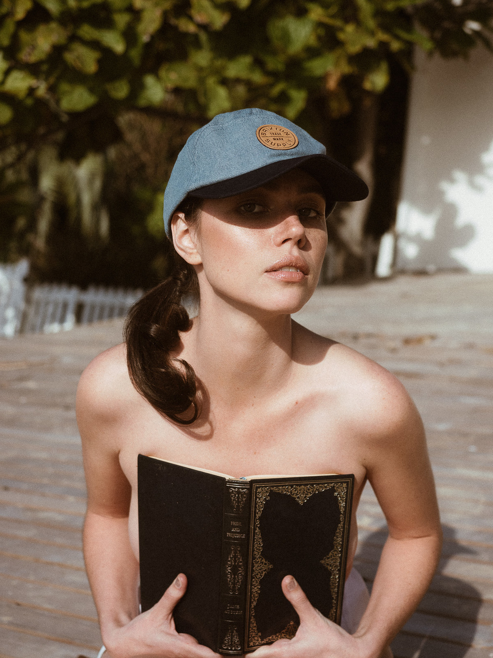 1000x1333, 536 Kb / кепка, книга, хвост, сиськи