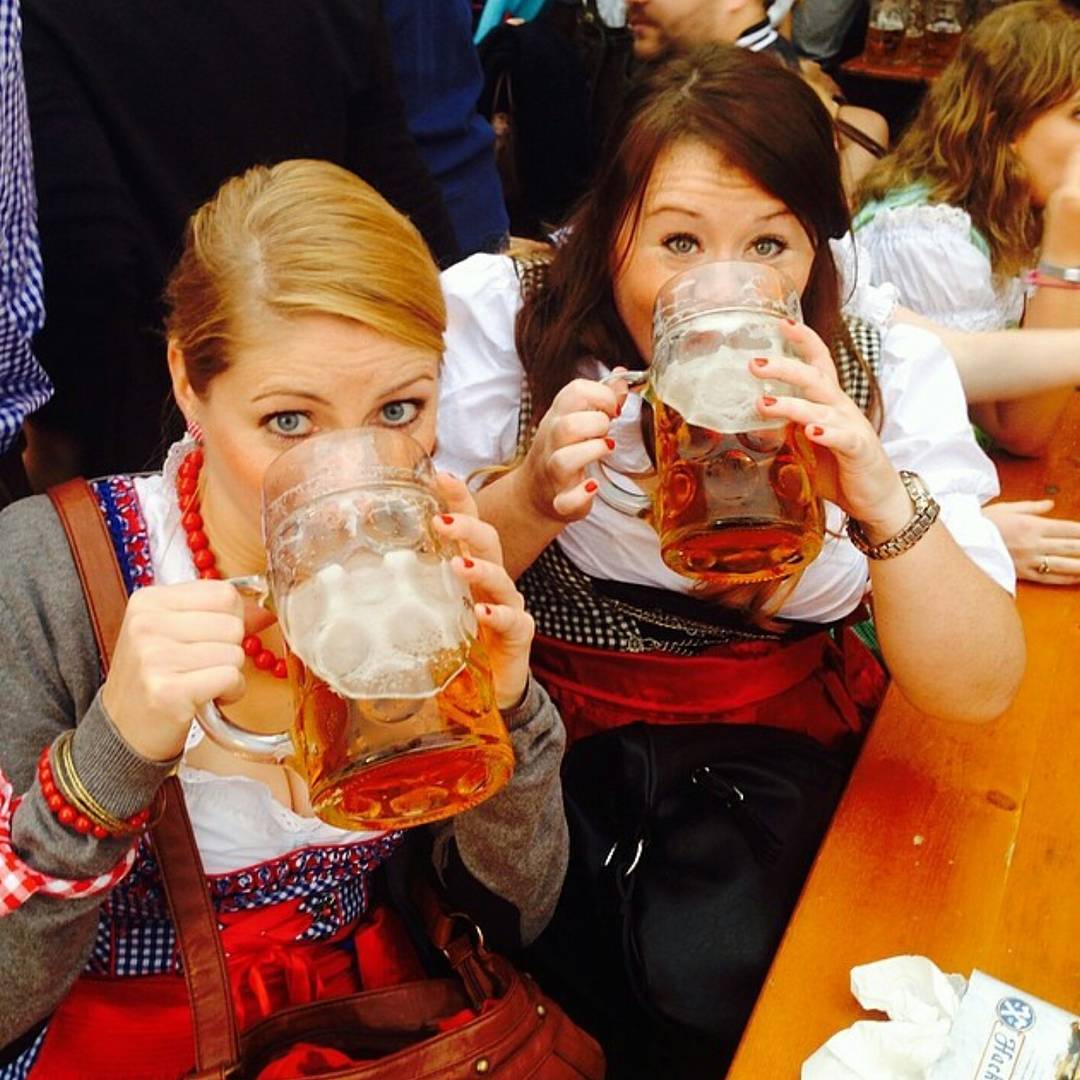 1080x1080, 135 Kb / девушки, пиво, глаза, бусы, часы