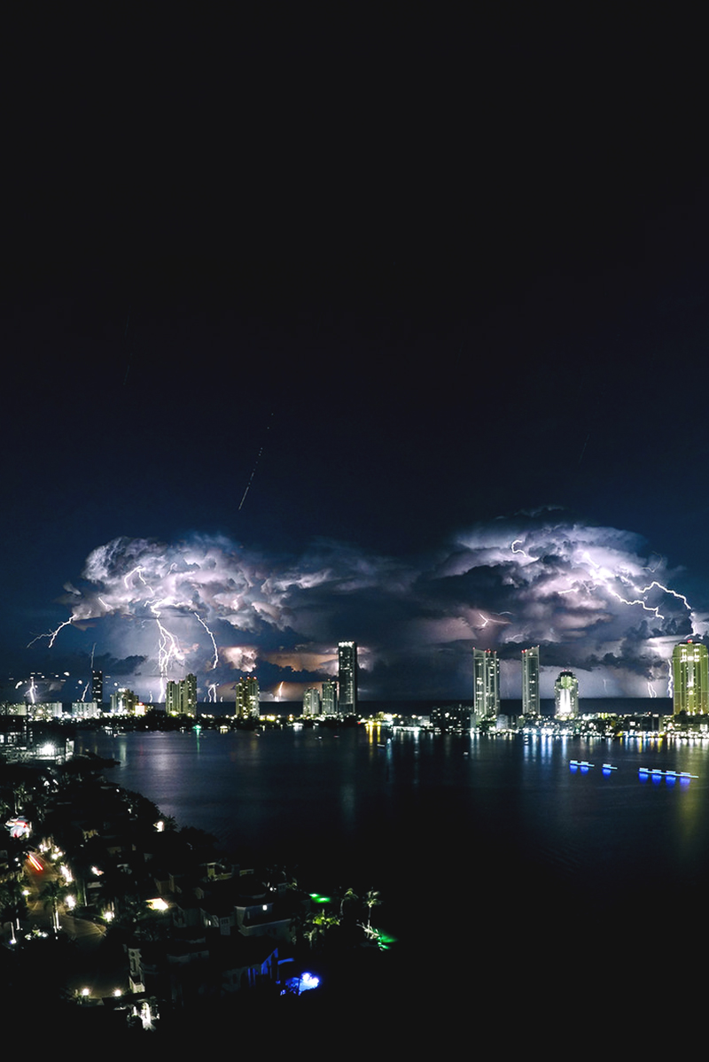 800x1199, 367 Kb / молнии, ночь, мегаполис