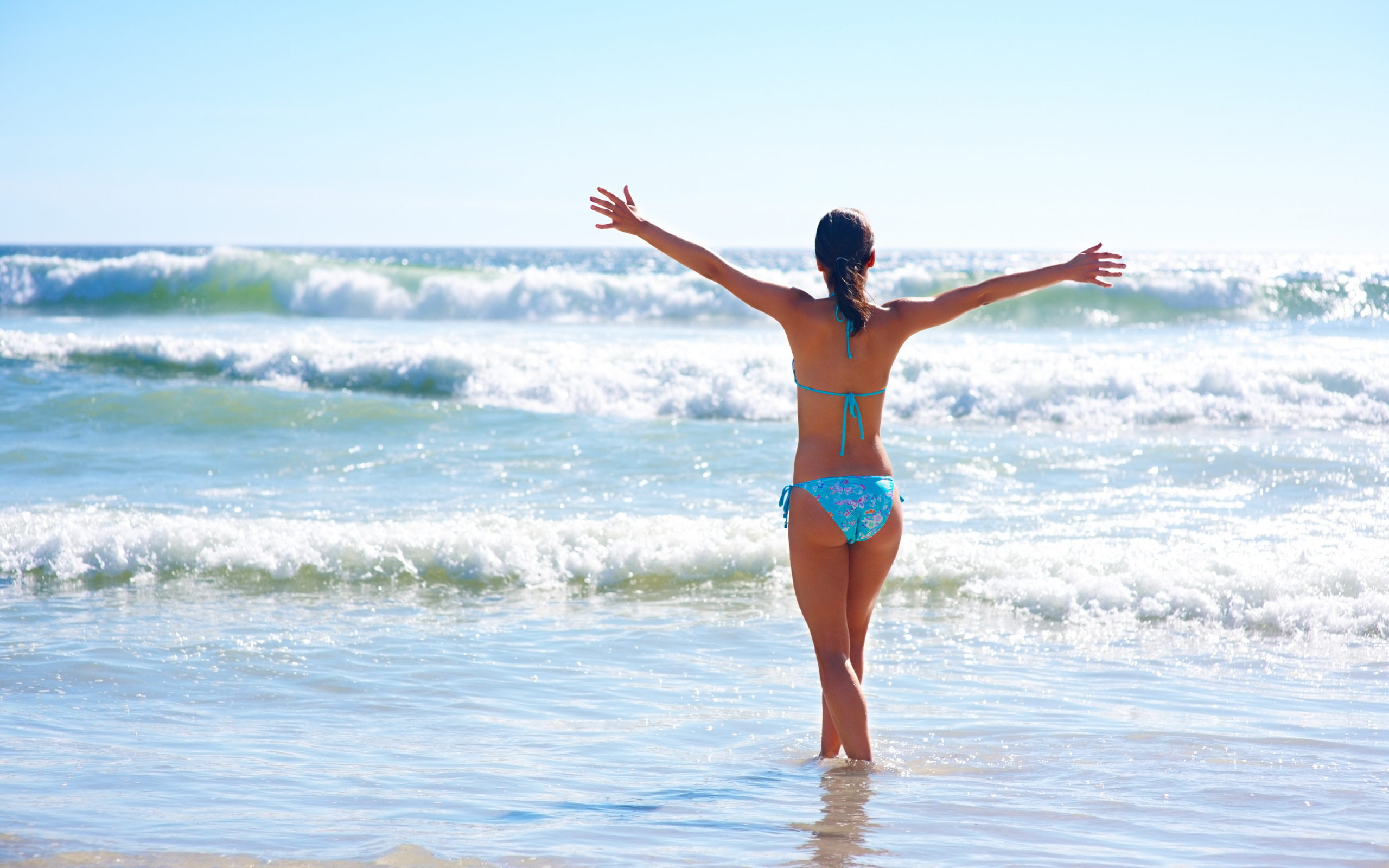 2560x1600, 385 Kb / попа, море, бикини, волны, пена