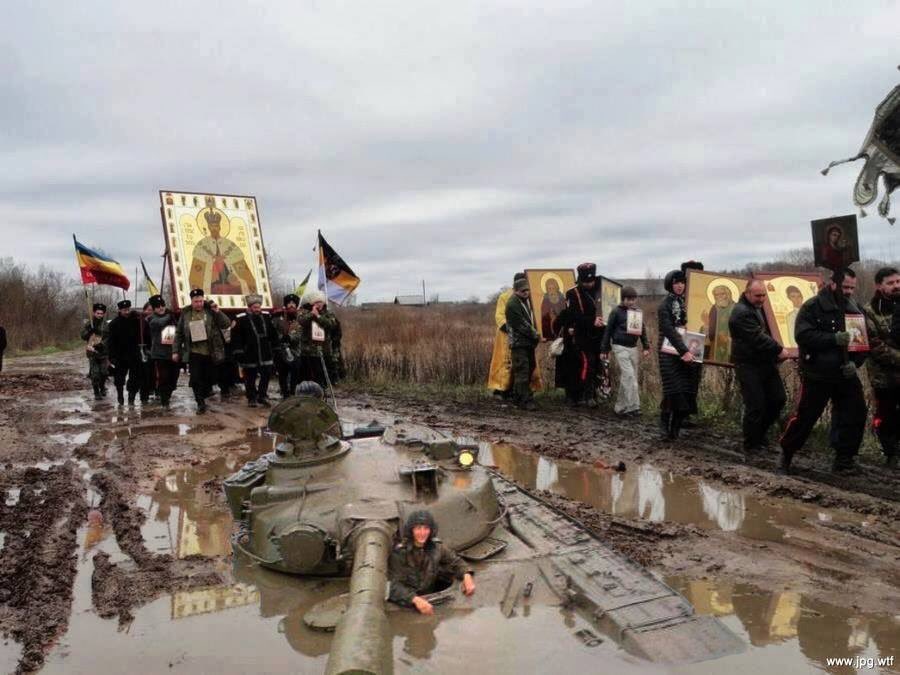 900x675, 87 Kb / крестный ход, иконы, танк, грязь, фотошоп