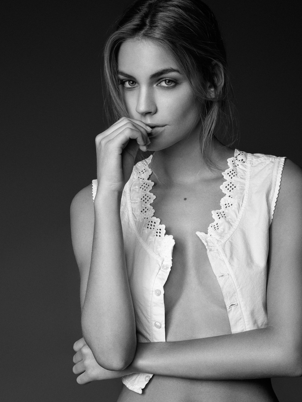 980x1306, 258 Kb / ч/б, блузка, девушка, взгляд